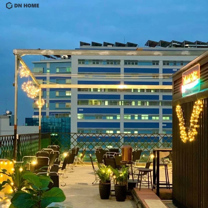 Trang trí ánh đèn vàng tạo nên không gian lãng mạn cho quán cafe cây xanh