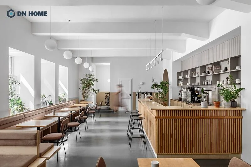 Nội thất gỗ nổi bật trên tông màu trắng chủ đạo