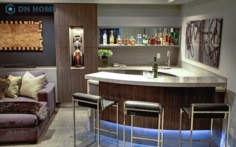 Đặt quầy bar mini trong không gian phòng khách cũng là cách tăng thêm điểm nhấn cho căn hộ