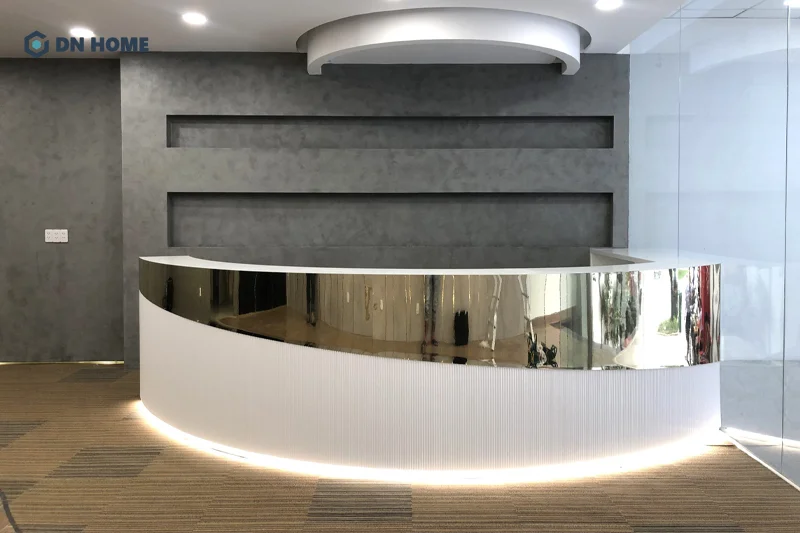 Góc bo tròn của quầy lễ tân dễ dàng tạo điểm nhấn ấn tượng bên trong không gian spa