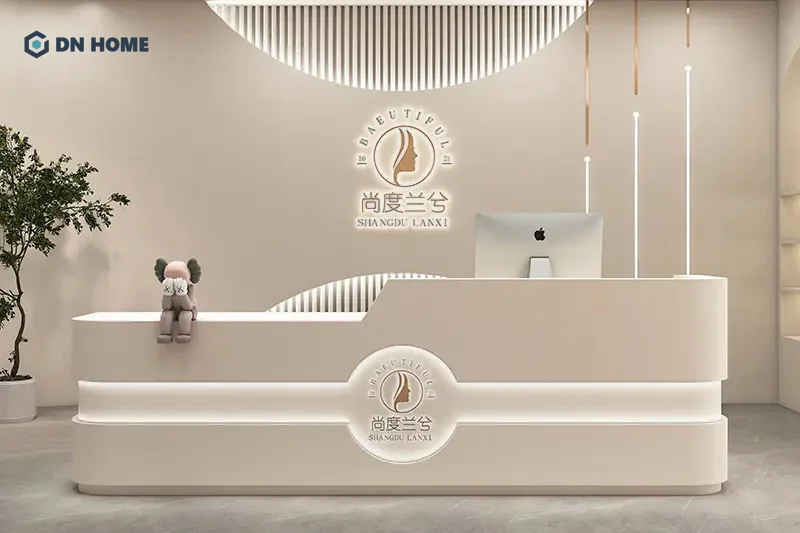 Ánh đèn LED thường được tích hợp khi thiết kế quầy lễ tân hiện đại để tạo điểm nhấn