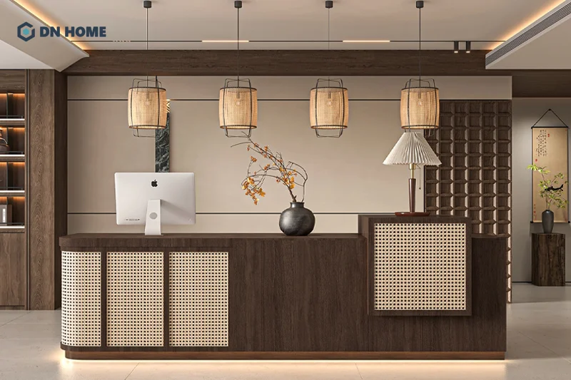 Quầy lễ tân phong cách cổ điển thường sử dụng chất liệu gỗ sẫm màu làm chủ đạo