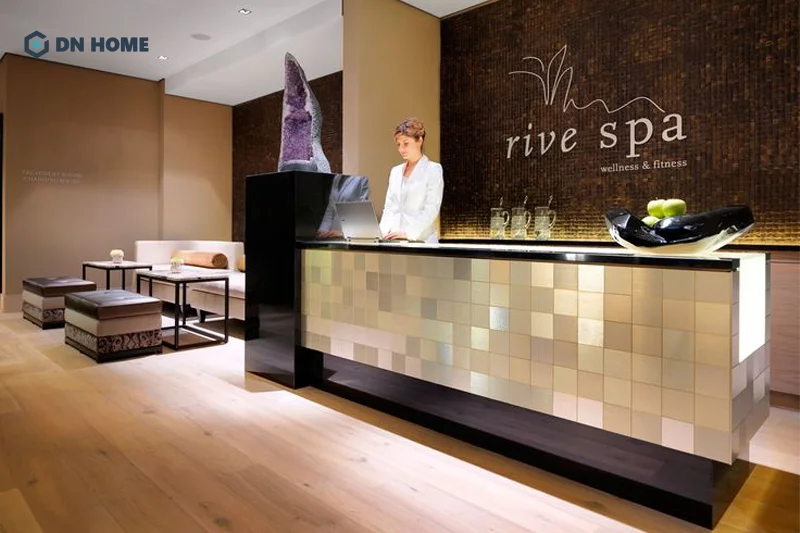 Quầy lễ tân phong cách sang trọng phù hợp với những spa định hướng phân khúc khách cao cấp