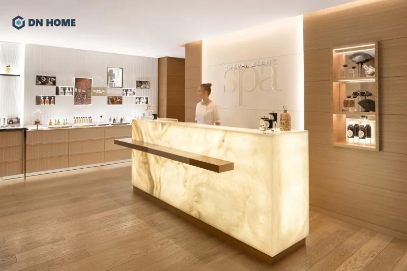 Chất liệu cao cấp như đá, gỗ, kim loại mạ vàng thường được sử dụng khi thiết kế quầy lễ tân sang trọng