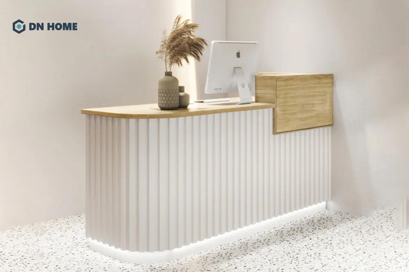 Kết hợp đa dạng chất liệu khi thiết kế quầy lễ tân 1m4 để tạo điểm nhấn, tránh đơn điệu