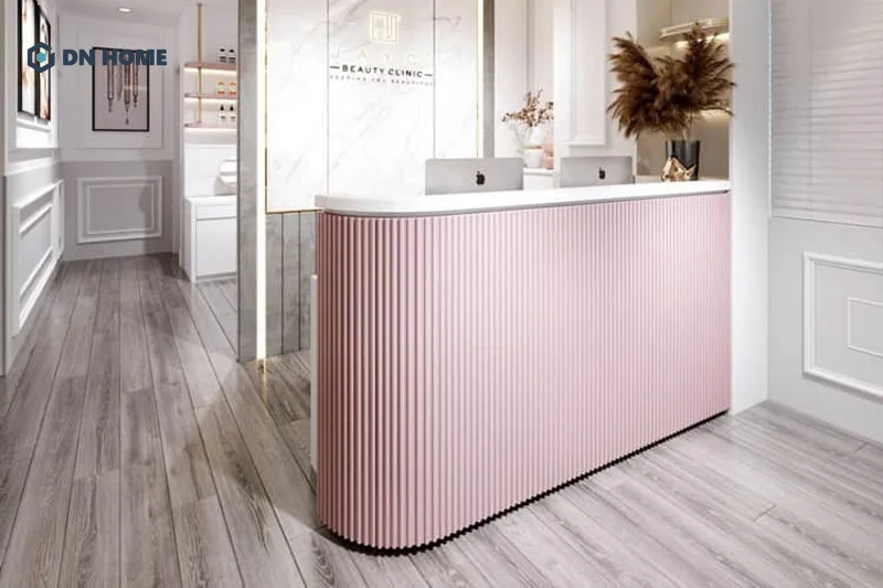 Quầy lễ tân 1m5 có kích thước lý tưởng cho spa tầm trung, đảm bảo thẩm mỹ và công năng