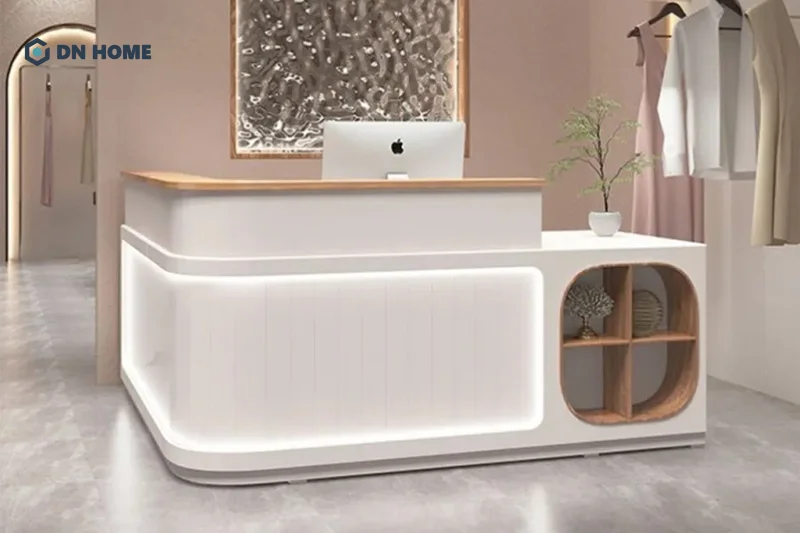 Nên thiết kế cách điệu quầy lễ tân 1m4 để tạo điểm nhấn, tăng thêm tính thẩm mỹ