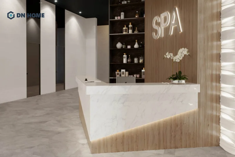 Quầy lễ tân được thiết kế riêng với phần background gắn liền tạo sự đồng bộ thẩm mỹ