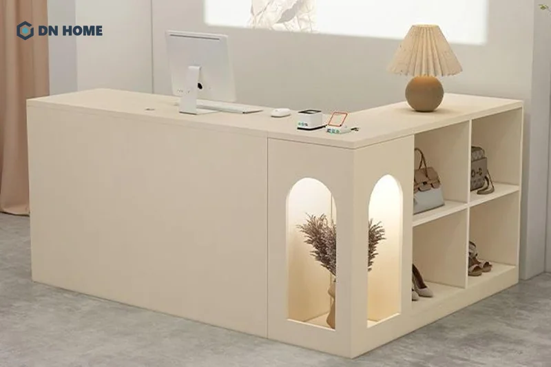 Kiểu dáng chữ L giúp nhân viên bên trong quầy lễ tân dễ dàng trao đổi với khách hàng