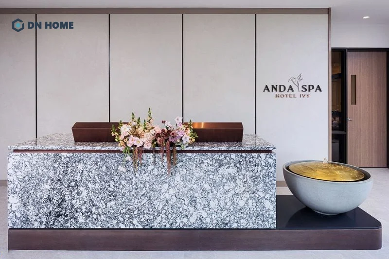 Sử dụng chất liệu đá thiết kế quầy lễ tân giúp nâng cao tính thẩm mỹ và độ bền