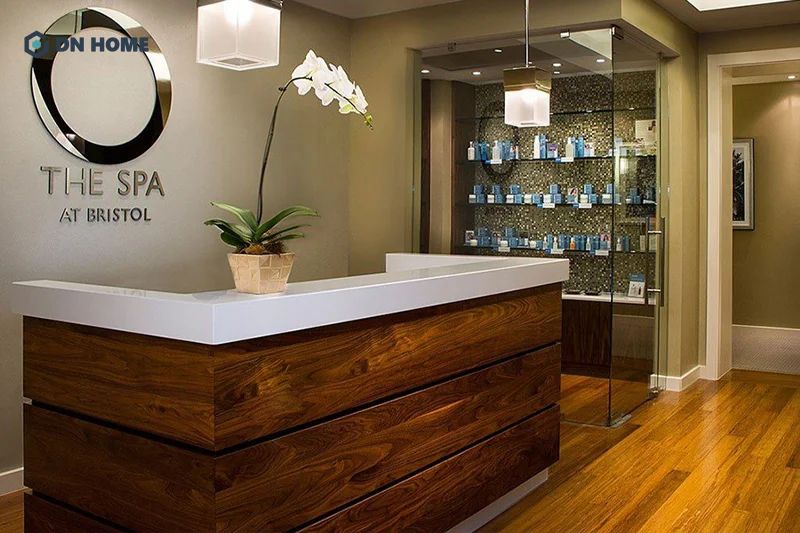 Quầy lễ tân hình chữ U giúp không gian trông chuyên nghiệp và đẳng cấp hơn