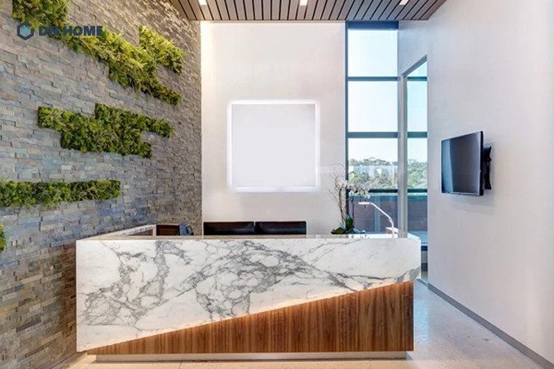 Cấu trúc 3 mặt khép kín giúp quầy lễ tân chữ U tạo điểm nhấn thẩm mỹ hiệu quả