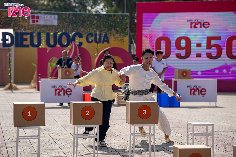 Hai khách mời Phương Lan và Anh Tú dùng hết sức lực để tham gia các vòng chơi