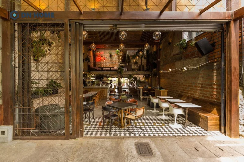 Quán cà phê phong cách giản dị tạo nên bầu không gian ấm áp và gần gũi