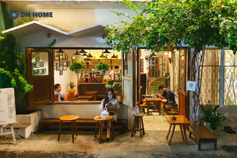 Chất liệu gỗ, nội thất thấp và tinh gọn là đặc trưng trong thiết kế quán cafe phong cách giản dị