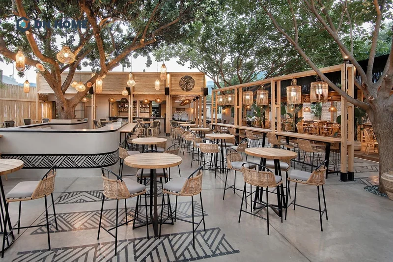 Chất liệu gỗ cùng ánh đèn vàng lung linh là điểm nhấn trong không gian quán cafe sân vườn