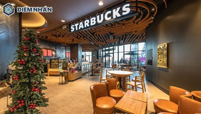 Tên quán cafe được ghi lớn nổi bật