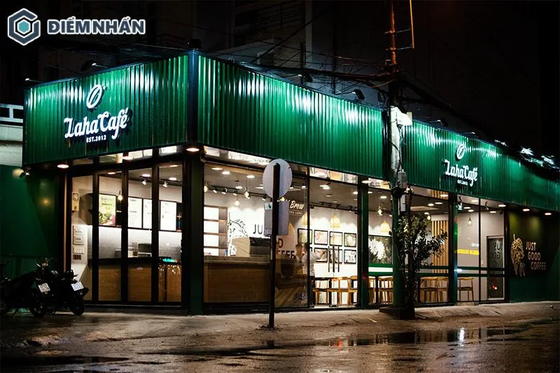 Bảng hiệu quán cafe sử dụng vật liệu tôn sóng kết hợp chữ mica nổi