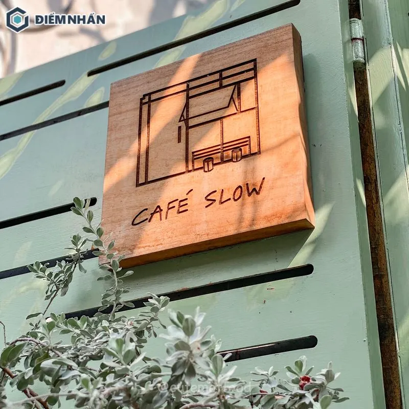 Bảng hiệu quán cafe gỗ đơn giản, thu hút