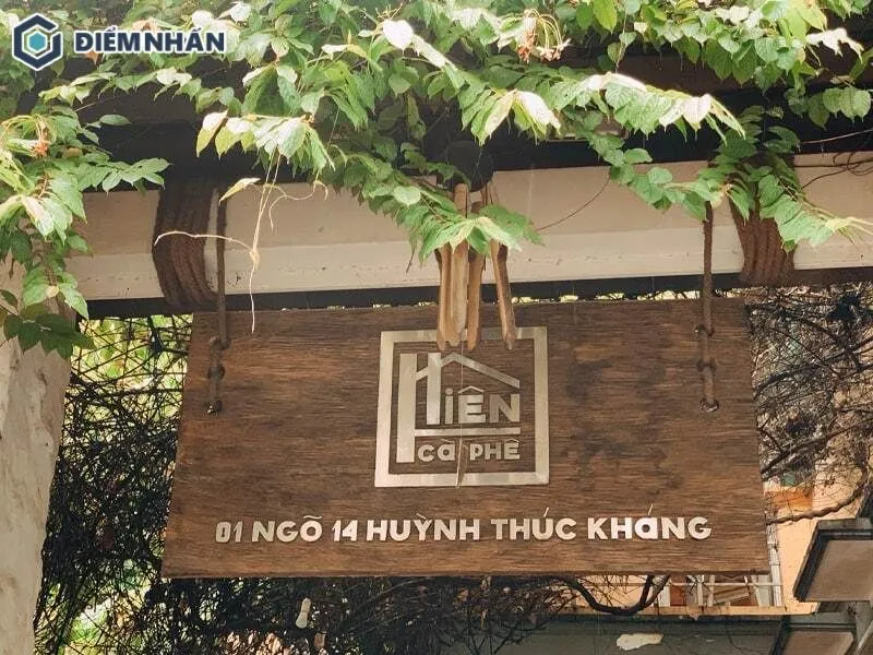Mẫu bảng hiệu quán cafe với chất liệu gỗ gần gũi