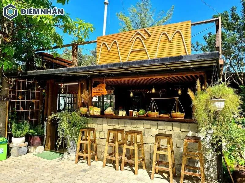 Quán cafe sân vườn với thiết kế bảng hiệu nổi bật