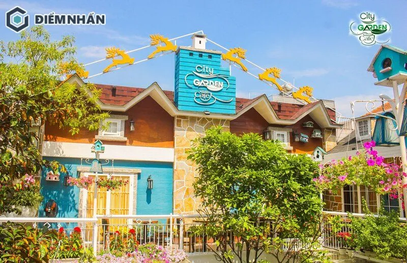 Quán với bảng hiệu trên cao có kiểu thiết kế thu hút