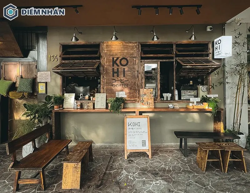 Tên quán cafe được khắc laser bảng hiệu gỗ sắc nét, độc đáo