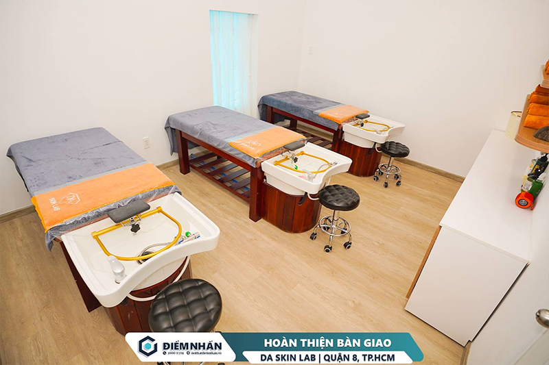 Phòng gội đầu dưỡng sinh DA SKIN LAB thiết kế tối giản, sử dụng chất liệu gỗ làm chủ đạo