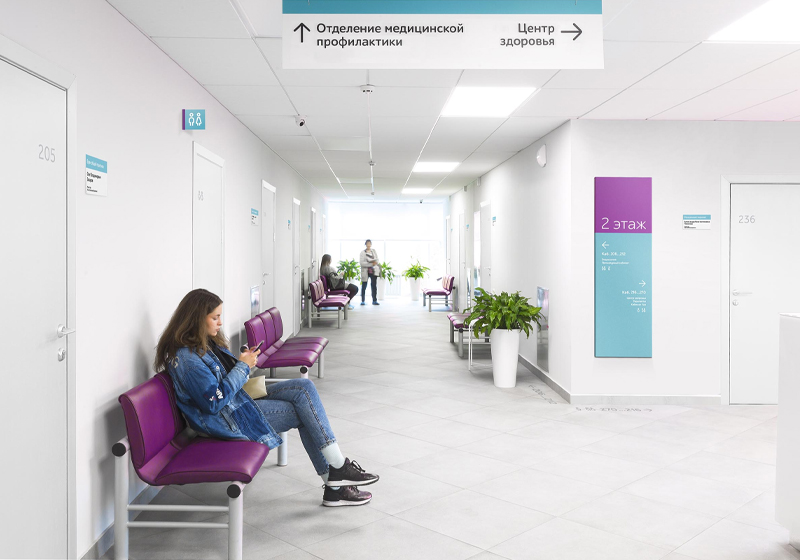 Hành lang chờ được thiết kế sáng sủa, ghế dựa thoải mái cho khách hàng