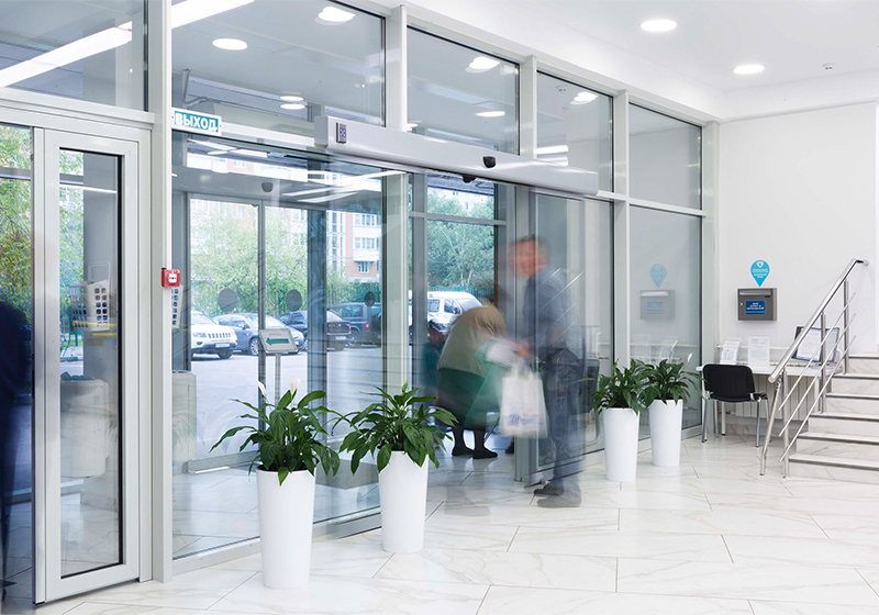 Khu vực ra vào được thiết kế hiện đại, đơn giản và thoáng đãng tạo sự thuận tiện cho khách hàng