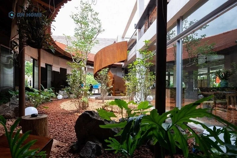 Thiết kế quán cafe sân vườn 200m2 theo phong cách Rustic được đặc trưng bởi vật liệu thô mộc như gỗ, đá,...