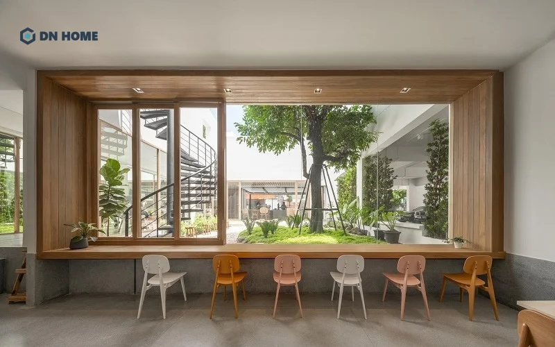 Khu vực ngồi hướng ra không gian ngoài trời mang lại sự thông thoáng, dễ chịu