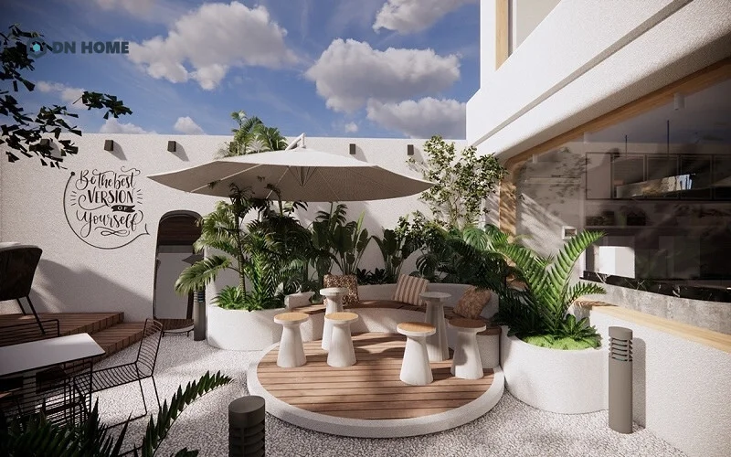 Khu vực ngồi ngoài trời có mái che giúp khách hàng không chịu ảnh hưởng của thời tiết như nắng mưa thất thường