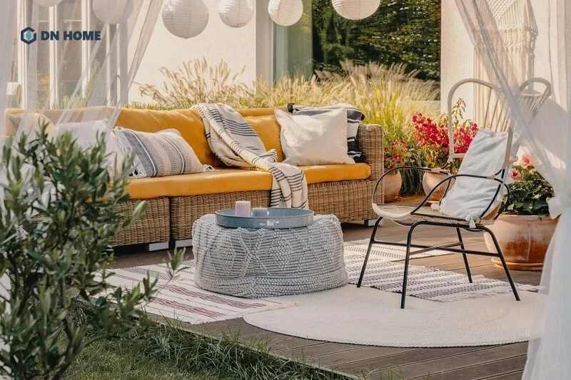 Sử dụng ghế mây kết hợp rèm, gối êm góp phần tạo nên không gian tận hưởng cafe thư giãn