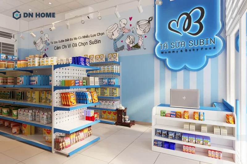 Những hình ảnh hoạt hình dễ thương bên trong shop tạo điểm nhấn không gian thêm sinh động