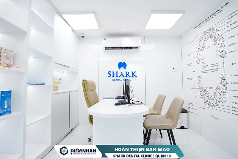 Logo thương hiệu được lồng ghép khéo léo trong không gian nội thất nha khoa Shark