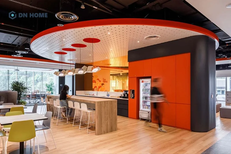Khu vực pantry bên trong văn phòng công nghệ Shopee được thiết kế với gam màu cam ấn tượng