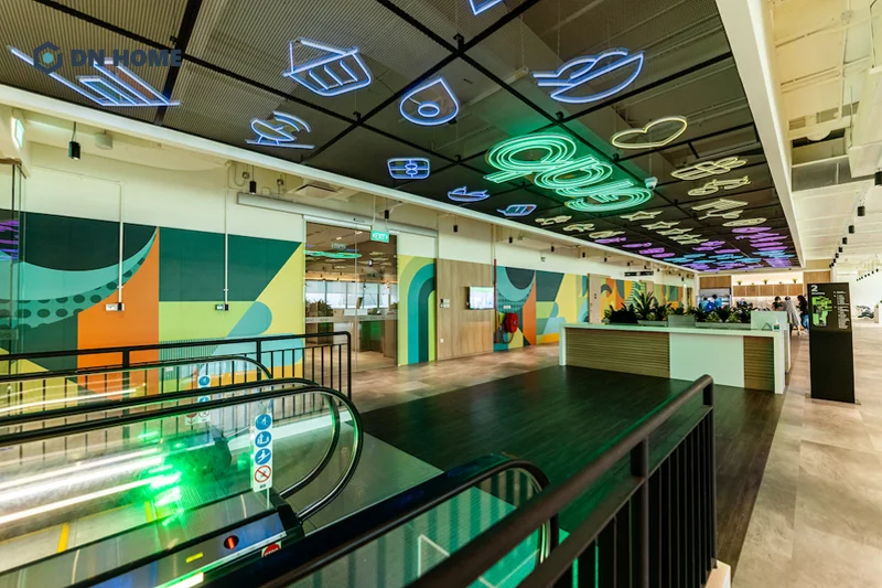 Đèn LED tạo hình độc đáo chính là điểm nhấn cho kho toàn bộ khu vực làm việc chung trong văn phòng Grab