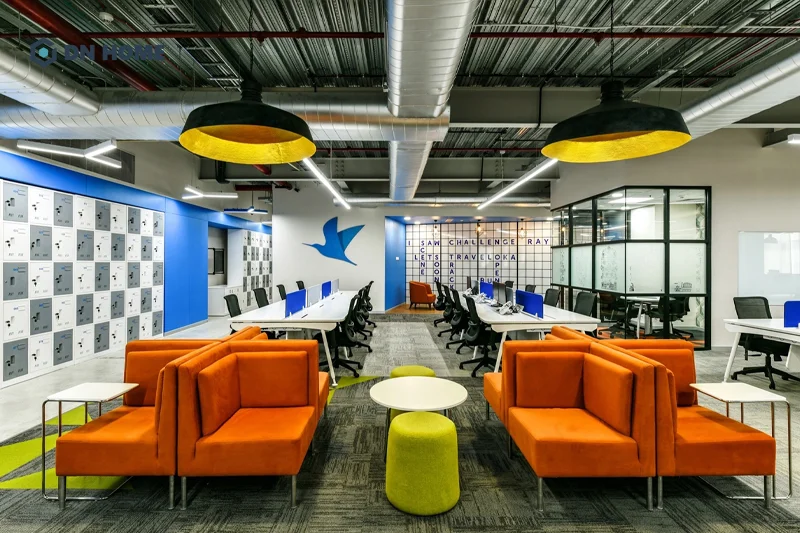 Khu vực làm việc mở với đa dạng sắc màu thúc đẩy cảm hứng bên trong văn phòng công nghệ Traveloka