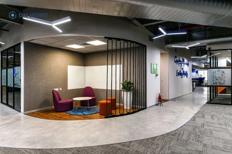 Khu vực nghỉ ngơi hoặc trò chuyện, brainstorm bên trong văn phòng công nghệ Traveloka