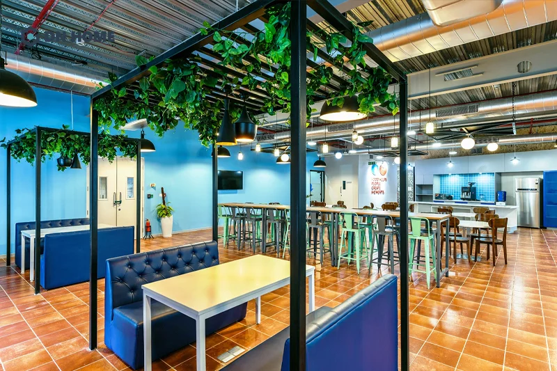 Không gian pantry thư giãn, gần gũi với thiên nhiên trong văn phòng Traveloka