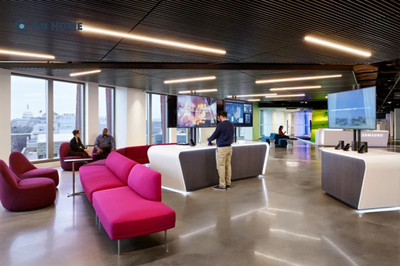 Việc kết hợp đa dạng màu sắc tạo nên sự độc đáo cho không gian văn phòng công nghệ Samsung