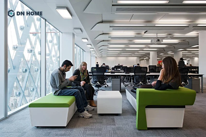 Không gian làm việc mở thoải mái, thúc đẩy tương tác và cảm hứng sáng tạo bên trong văn phòng Yelp