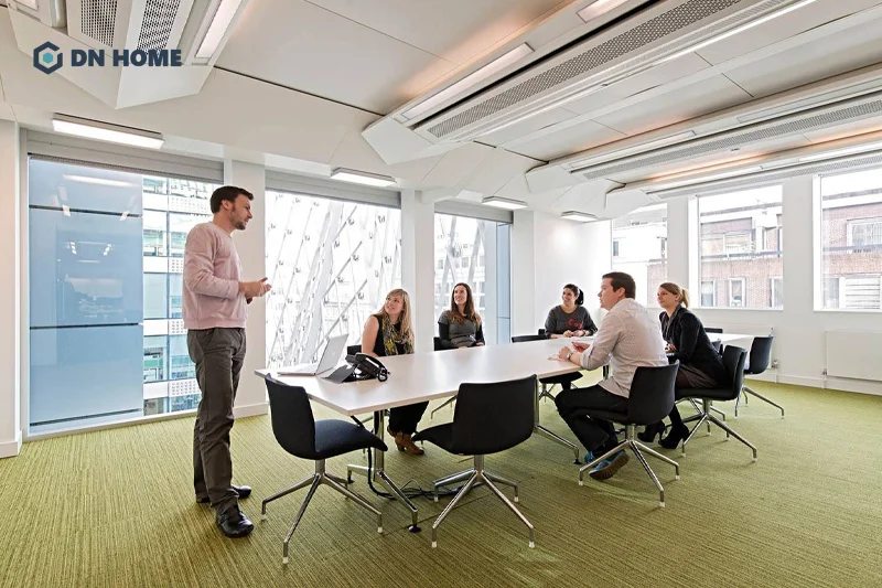 Khu vực phòng họp được thiết kế hài hòa giữa hiện đại và truyền thống giúp việc trao đổi chiến lược diễn ra tốt hơn