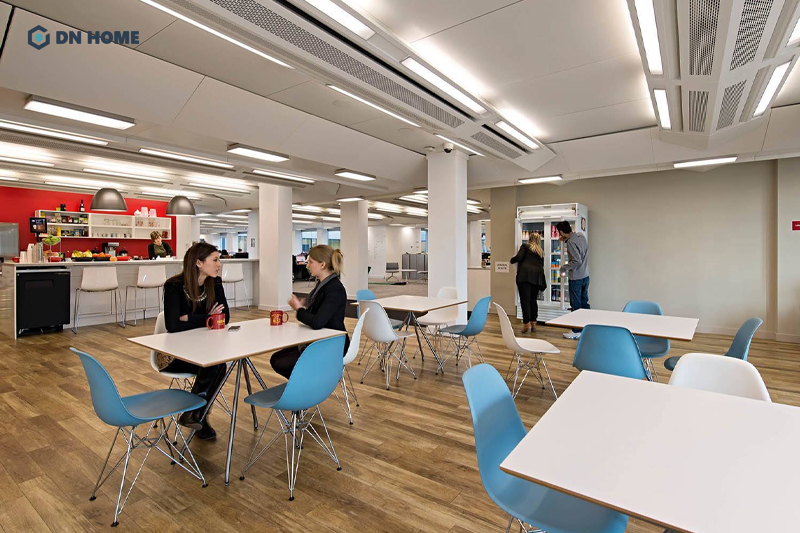 Khu vực pantry, nghỉ ngơi với hệ thống đèn ấn tượng bên trong văn phòng công nghệ Yelp