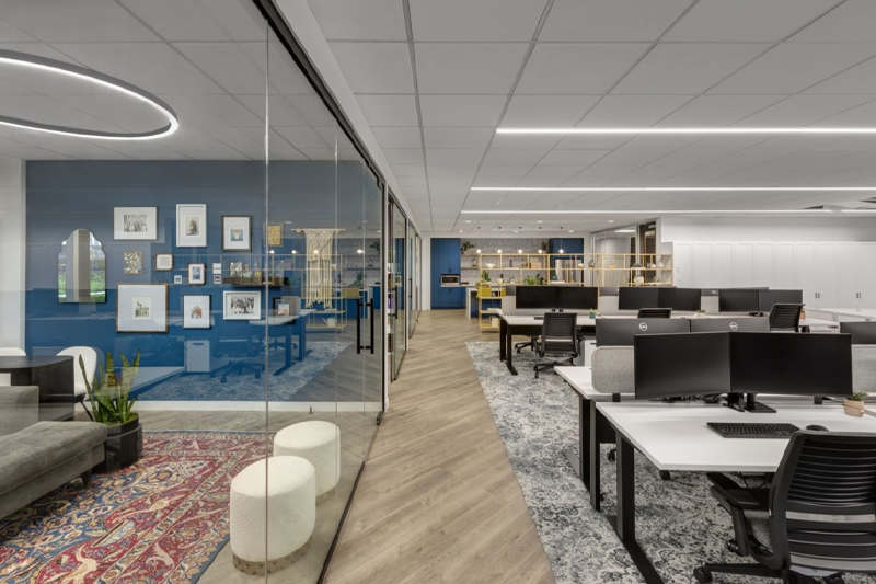 Chất liệu kính được sử dụng trong thiết kế văn phòng để tối ưu không gian văn phòng