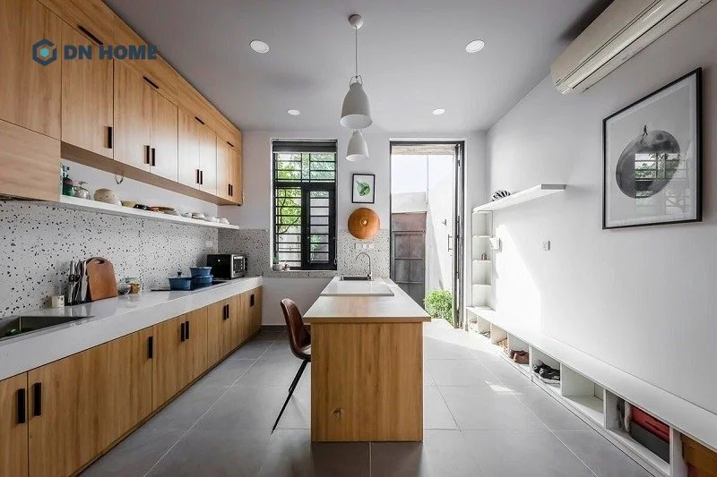 Trang trí nhà cấp 4 cũ với cách bố trí nội thất không gian bếp thông minh, thiết kế theo chiều dọc tiết kiệm diện tích không gian