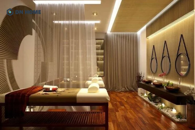 Ánh sáng vàng từ nến tạo cảm giác thư giãn, gần gũi và ấm cúng cho không gian spa