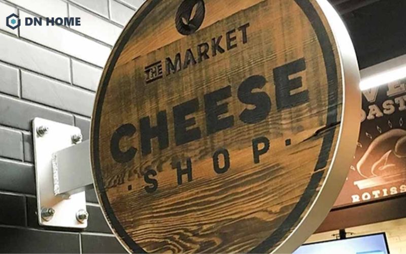 Biển vẫy tròn gỗ mang phong cách mộc mạc, tạo cảm giác gần gũi và tinh tế