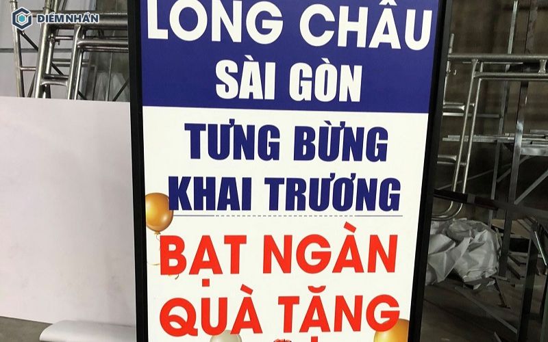 Biển hiệu đứng thể hiện chương trình khuyến mãi cho tiệm thuốc